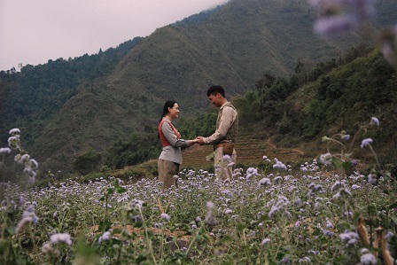 Diễm Hương phải uống rượu để lấy can đảm hôn bạn diễn hơn 25 tuổi